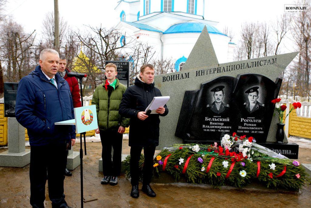 Климовчане возложили цветы к памятному знаку погибшим воинам-интернационалистам