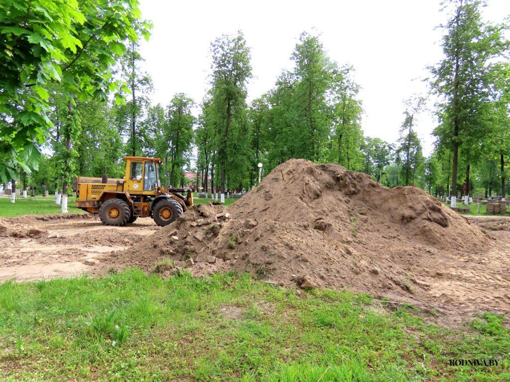 В парке Народного единства в Климовичах ведутся работы по благоустройству