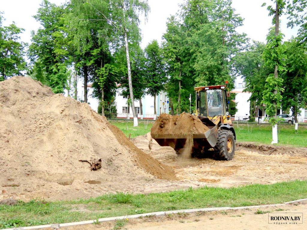 В парке Народного единства в Климовичах ведутся работы по благоустройству