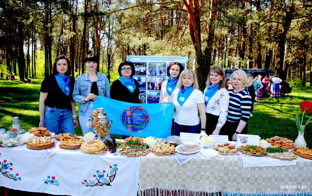 В городской роще в Климовичах проходит профсоюзная маёвка