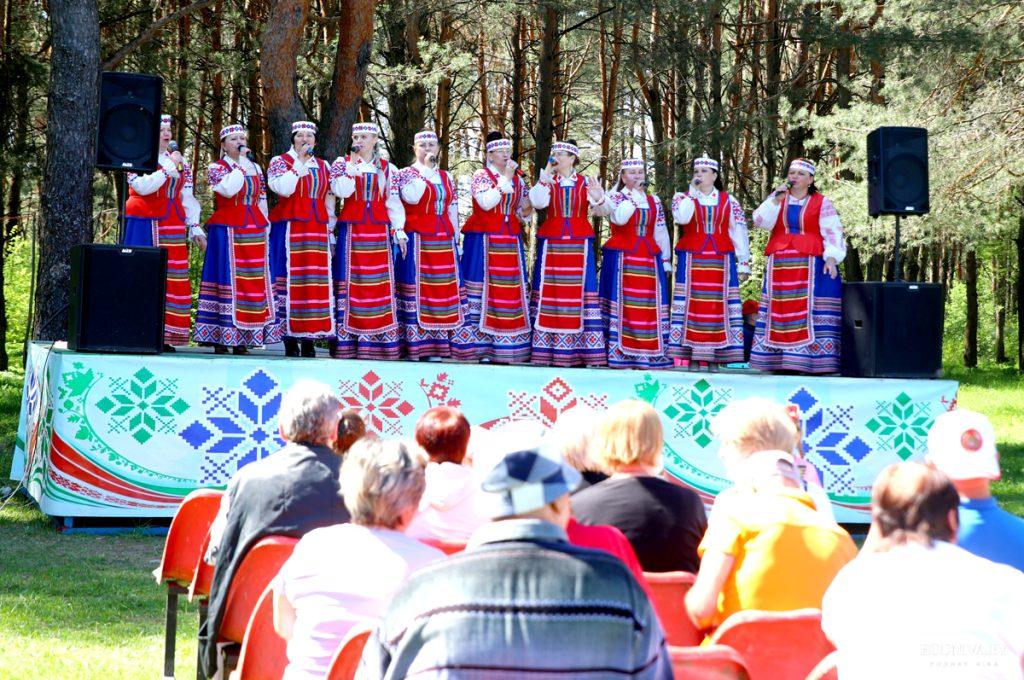 В городской роще в Климовичах проходит профсоюзная маёвка