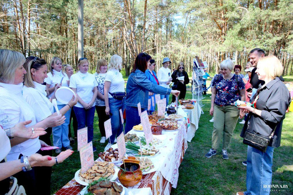 В городской роще в Климовичах проходит профсоюзная маёвка