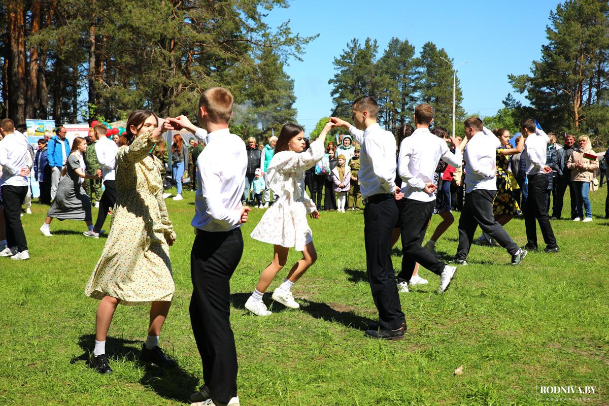 Торжества, посвященные Дню Победы, прошли в городской роще Климовичей |  Климовичи. Новости города и района.