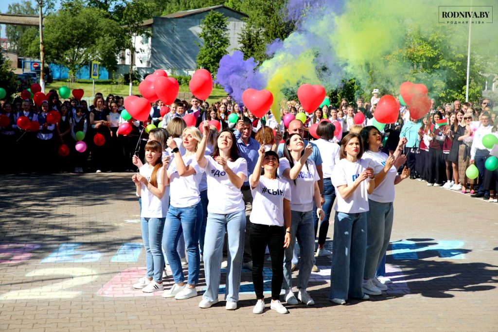 Последний звонок прозвенел для выпускников школ Климовичского района