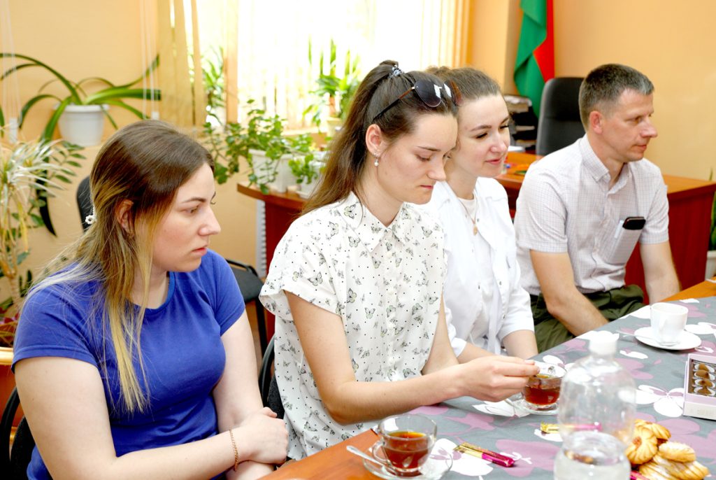 Председатель Климовичского райисполкома Дмитрий Хайновский встретился с молодыми специалистами-медиками