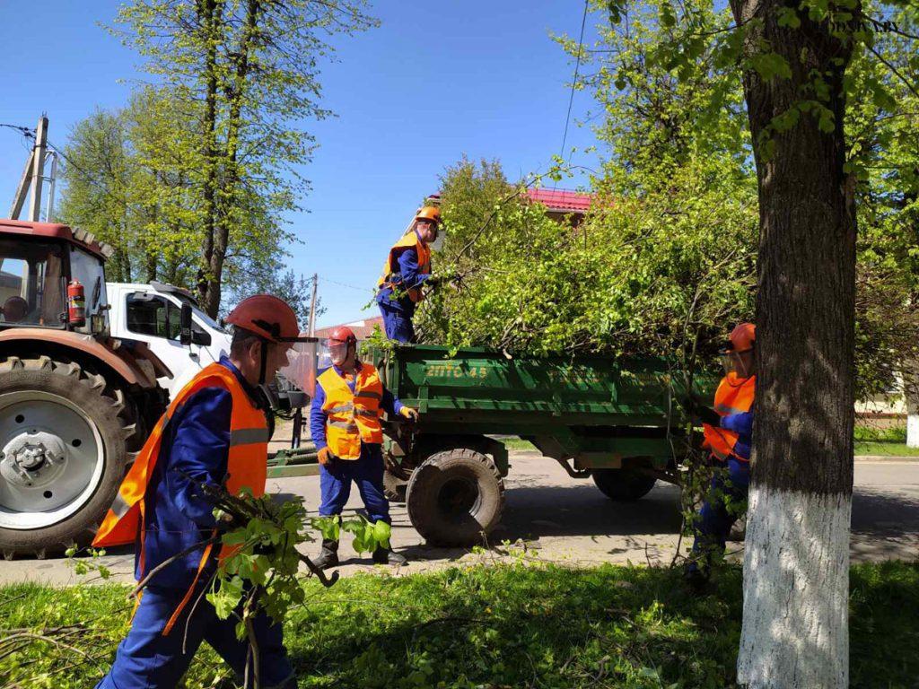 В Климовичах ведутся работы по благоустройству территорий, ремонту тротуаров и дорог