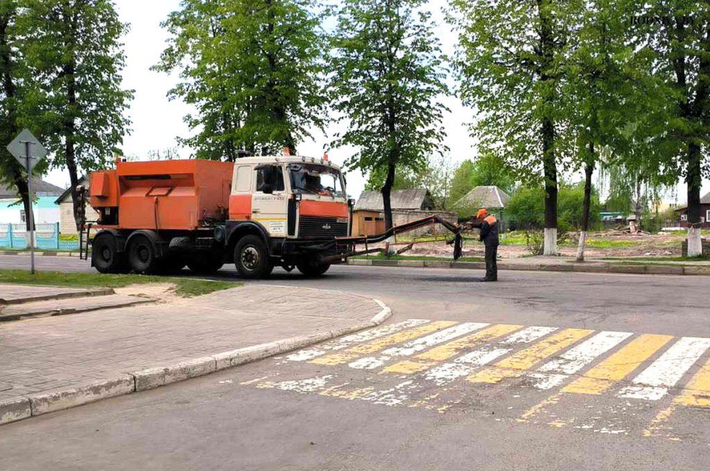 В Климовичах ведутся работы по благоустройству территорий, ремонту тротуаров и дорог