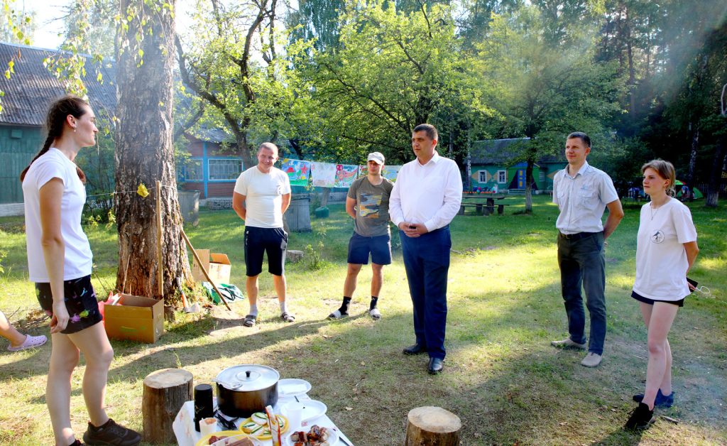 Председатель Климовичского райисполкома Дмитрий Хайновский встретился с участниками молодежного турслета