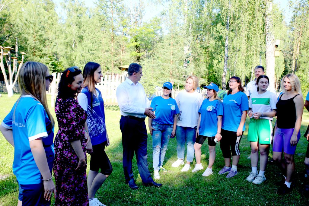 Председатель Климовичского райисполкома Дмитрий Хайновский встретился с участниками молодежного турслета