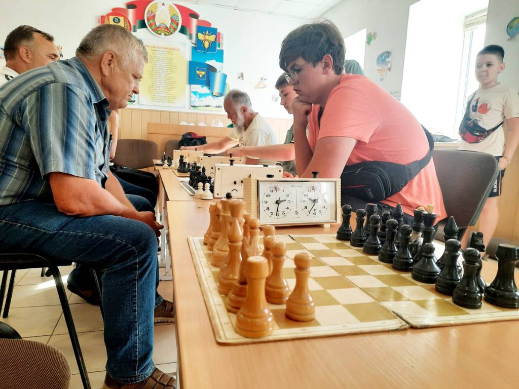 В Климовичах проходит шахматный турнир, посвященный юбилею освобождения Беларуси от немецко-фашистских захватчиков