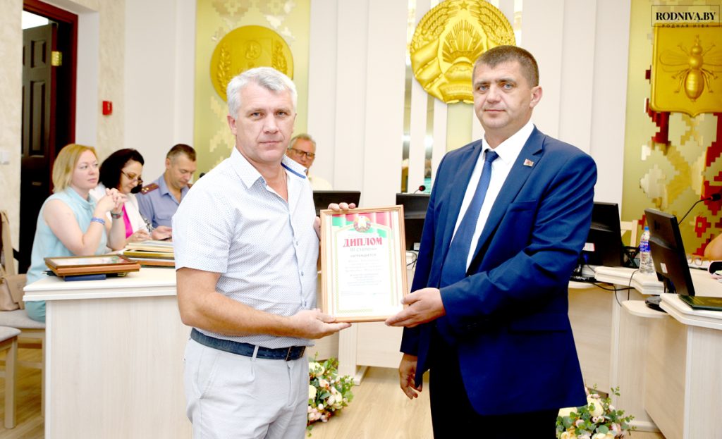 Председатель Климовичского райисполкома Дмитрий Хайновский наградил победителей районного смотра-конкурса