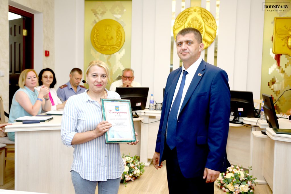 Председатель Климовичского райисполкома Дмитрий Хайновский наградил победителей районного смотра-конкурса