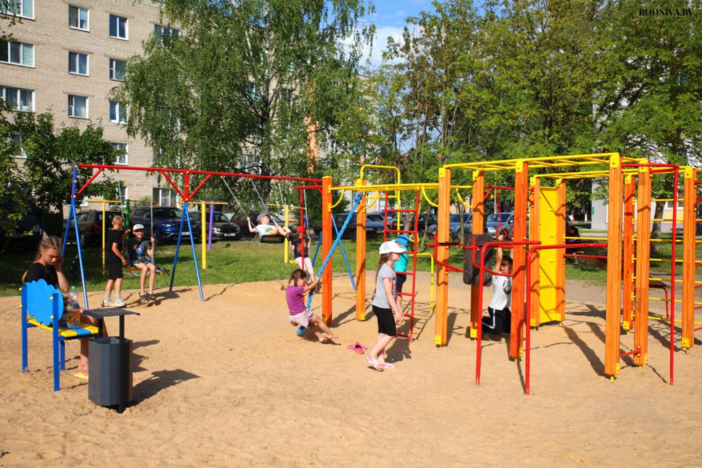 В Климовичах построили детскую игровую площадку