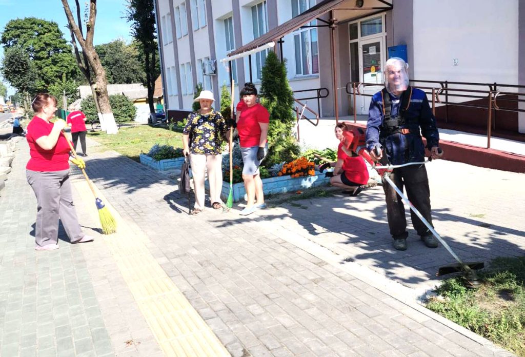 ФОТОФАКТ: климовчане благоустраивают родной город