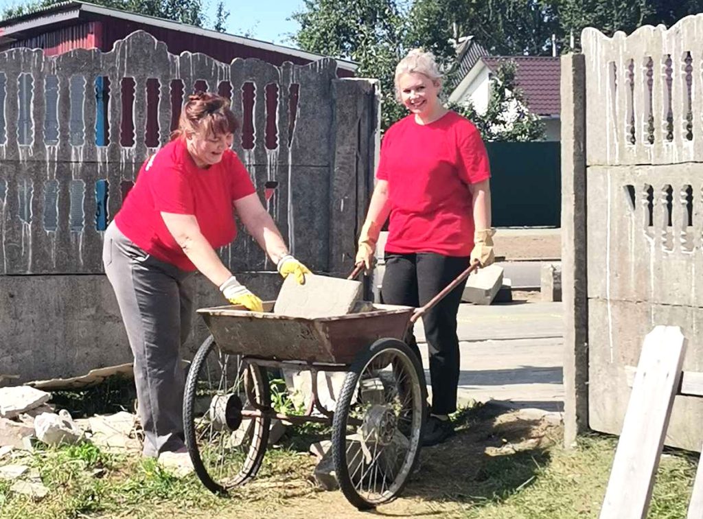 ФОТОФАКТ: климовчане благоустраивают родной город