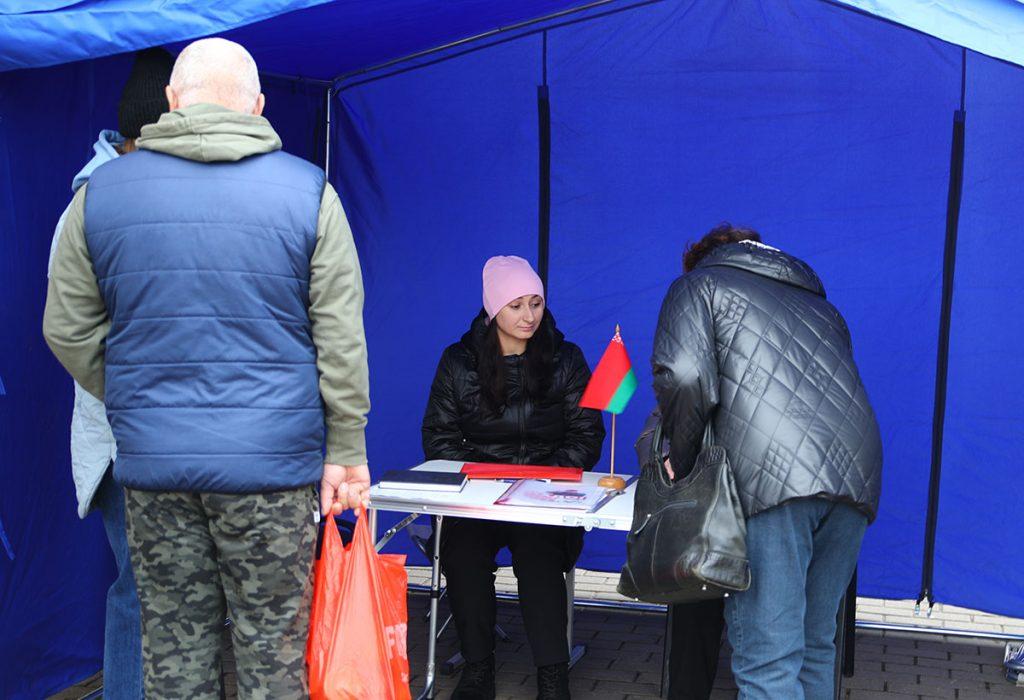 На улице Строителей в Климовичах организован пикет по сбору подписей в поддержку выдвижения Александра Лукашенко кандидатом в Президенты Республики Беларусь