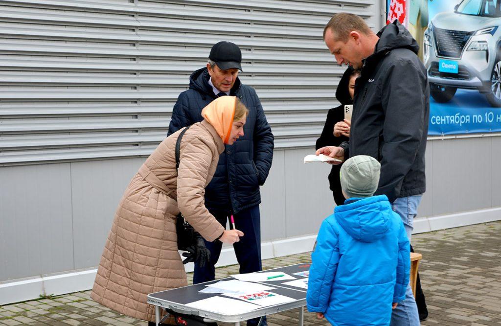 В Климовичах продолжается сбор подписей в поддержку выдвижения Александра Лукашенко кандидатом в Президенты Республики Беларусь