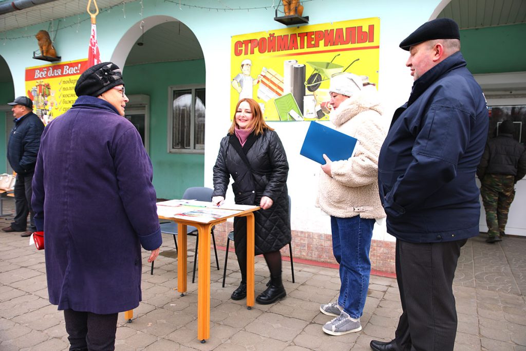 В Климовичах продолжается сбор подписей в поддержку выдвижения Александра Лукашенко кандидатом в Президенты Республики Беларусь