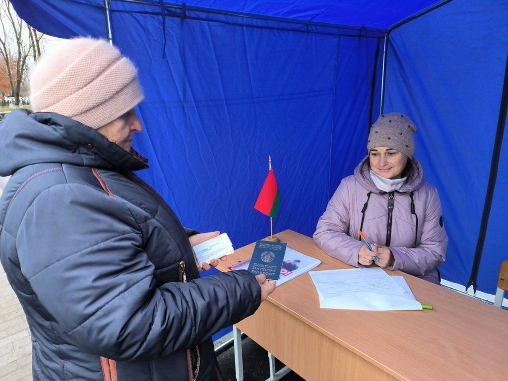 Климовчане участвуют в пикете по сбору подписей в поддержку выдвижения Александра Лукашенко кандидатом в Президенты Республики Беларусь