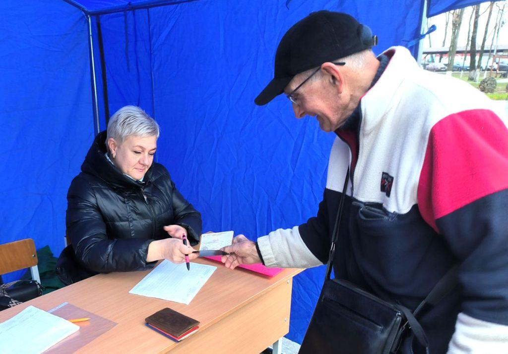 Климовчане участвуют в пикете по сбору подписей в поддержку выдвижения Александра Лукашенко кандидатом в Президенты Республики Беларусь