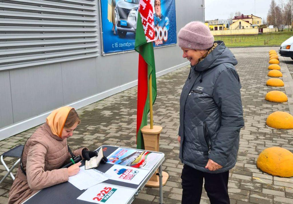 В Климовичах продолжается сбор подписей в поддержку выдвижения Александра Лукашенко кандидатом в Президенты Республики Беларусь